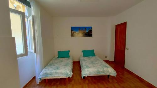- une chambre avec 2 lits dans l'établissement Apartamento La Marea, à Las Palmas de Gran Canaria