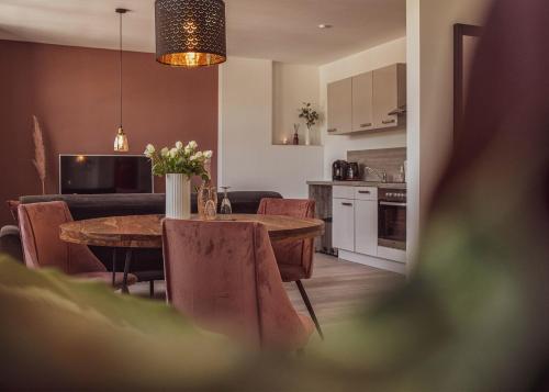 een eetkamer en een keuken met een tafel en stoelen bij City Loft in Eisenach