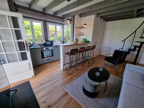 une cuisine et un salon avec une table et des chaises dans l'établissement Maison Saint Léonard, à Honfleur