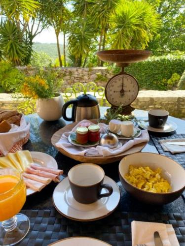 Una mesa con alimentos y bebidas para el desayuno. en Villa Pedra Natural Houses, en Alvorge