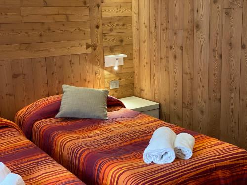 ein Schlafzimmer mit einem Bett mit Handtüchern darauf in der Unterkunft Sottosopra in Aosta