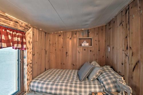 Rustic Frederic Cabin Near Cross-Country Skiing!にあるベッド