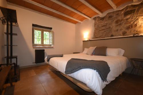 Tempat tidur dalam kamar di Casa Rural Masia Can50