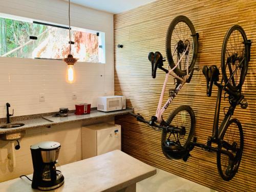 una cocina con 2 bicicletas colgadas en la pared en House Bike Sonora en Conservatória