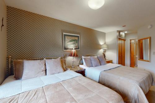 ein Hotelzimmer mit 2 Betten in einem Zimmer in der Unterkunft Okemo Mountain Condo in Ludlow