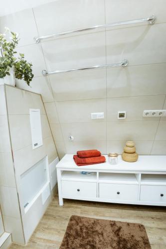 a dressing room with a mirror on the wall at Nurdachhaus Marie im Nordschwarzwald in Neuhausen
