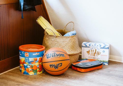 a basket and a basketball and a container of food at Nurdachhaus Marie im Nordschwarzwald in Neuhausen