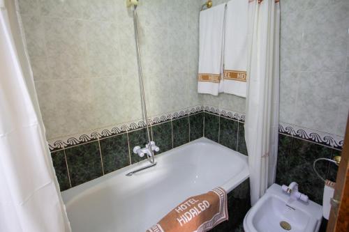 Koupelna v ubytování Hotel Hidalgo