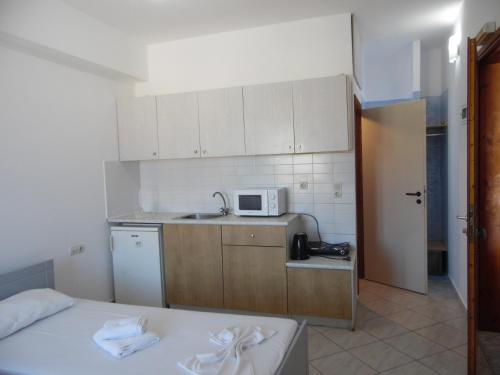 Kuchyň nebo kuchyňský kout v ubytování Mike's Beach Apartments & Studios