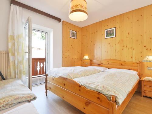 1 dormitorio con 2 camas y ventana en Apartment Tieja de Gotart-3 by Interhome en Vigo di Fassa