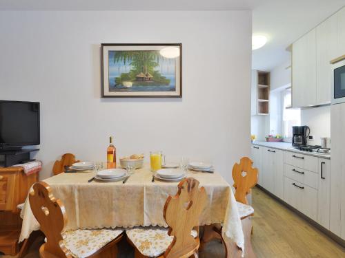 cocina con mesa con sillas y mesa en Apartment Tieja de Gotart-3 by Interhome en Vigo di Fassa