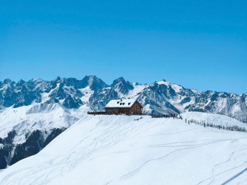 un lodge de esquí en la cima de una montaña cubierta de nieve en Apartment Hameau D01 by Interhome, en Les Collons