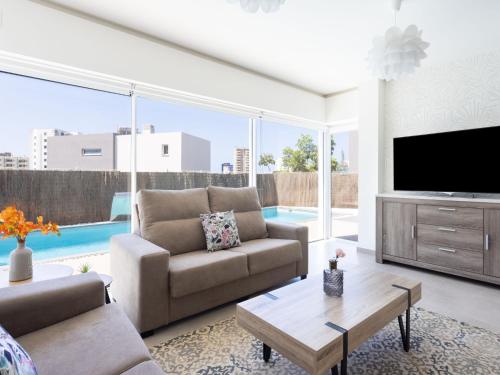 sala de estar con sofá y TV en Villa Blanca Playa Paraíso by Interhome, en Playa Paraiso