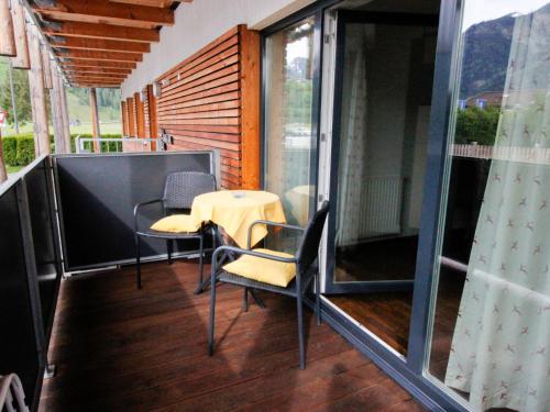 eine Terrasse mit Stühlen und einem Tisch auf dem Balkon in der Unterkunft Apartment Tom & Jeri by Interhome in Kaprun