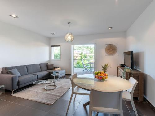 un salon avec une table et un canapé dans l'établissement Apartment Côté Plage by Interhome, à Sainte-Lucie de Porto-Vecchio