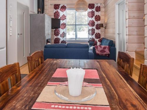 comedor y sala de estar con mesa de madera en Holiday Home Villa hanki by Interhome en Ruka