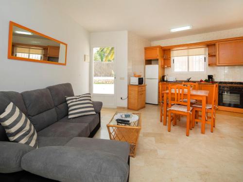 salon z kanapą i kuchnią w obiekcie Holiday Home Villa Cassandra by Interhome w mieście Calpe