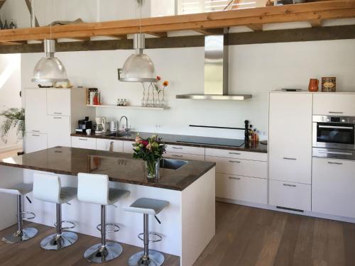 Kuchyň nebo kuchyňský kout v ubytování Holiday Home De Meestoof by Interhome