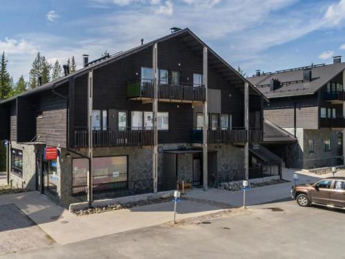 un bâtiment en construction avec une voiture garée devant dans l'établissement Holiday Home Levin stara c15- 2 skipasses included by Interhome, à Sirkka