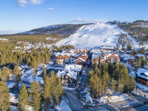 - une vue aérienne sur un complexe dans la neige dans l'établissement Holiday Home Levin stara c15- 2 skipasses included by Interhome, à Sirkka