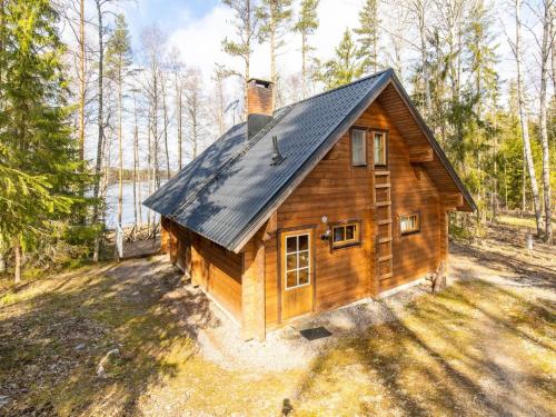 an overhead view of a log cabin in the woods at Holiday Home Paapuuri by Interhome in Asikkala