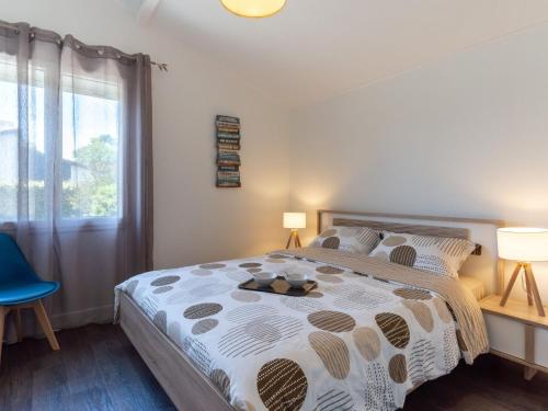 une chambre avec un grand lit et une fenêtre dans l'établissement Holiday Home Les Trounques by Interhome, à Mimizan