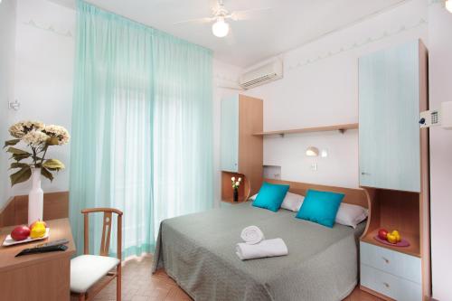 1 dormitorio con 1 cama con 2 toallas en Hotel Gaia, en Rímini