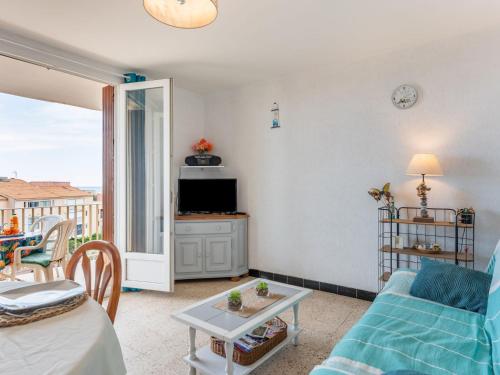 un salon avec un canapé et une table dans l'établissement Apartment Le Solarium by Interhome, à Narbonne-Plage