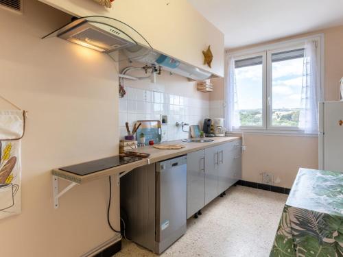 une cuisine avec un évier et un plan de travail dans l'établissement Apartment Le Solarium by Interhome, à Narbonne-Plage