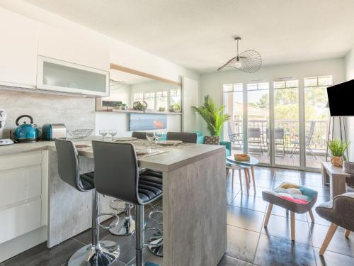 une cuisine avec un grand îlot et des tabourets de bar dans l'établissement Apartment Les Portes de Pyla by Interhome, à La Teste-de-Buch