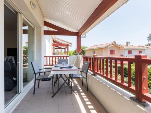 patio con mesa y sillas en el balcón en Holiday Home Côté du Lac by Interhome, en Soustons
