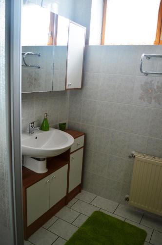a bathroom with a sink and a mirror at Ferienwohnung Bella in Faak am See