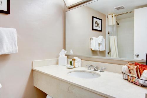 a bathroom with a sink and a mirror at Stayable Gainesville in Gainesville