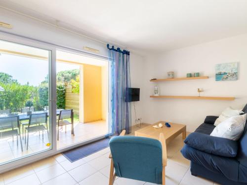 un salon avec un canapé et une table dans l'établissement Holiday Home Les Grenadines by Interhome, aux Issambres