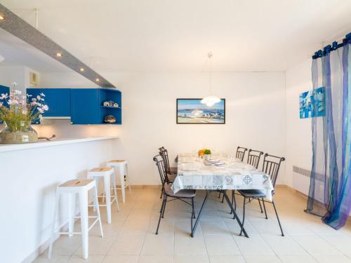 une cuisine et une salle à manger avec une table et des chaises dans l'établissement Holiday Home Les Grenadines by Interhome, aux Issambres