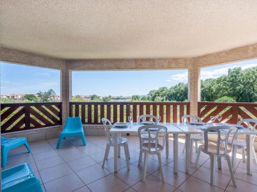 une salle à manger avec une table et des chaises sur un balcon dans l'établissement Apartment Presqu'île de la Lagune-3 by Interhome, à Saint-Cyprien
