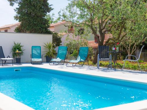 Bazén v ubytování Apartment Laura by Interhome nebo v jeho okolí