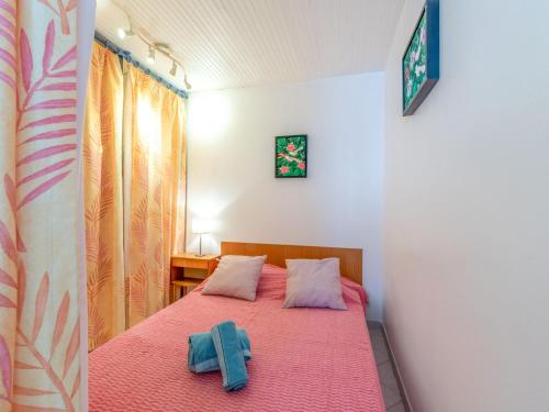 ein Schlafzimmer mit einem Bett mit zwei Handtüchern darauf in der Unterkunft Studio Le Grec by Interhome in Le Grau-du-Roi