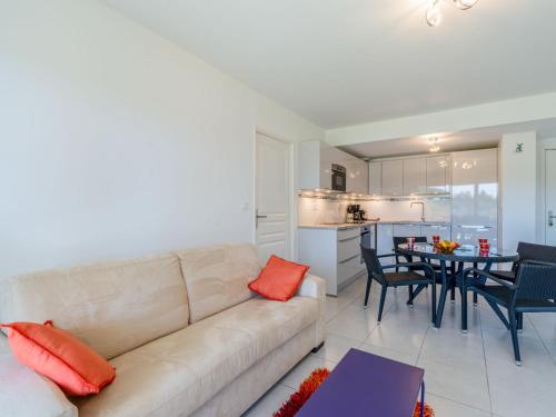 un salon avec un canapé et une table dans l'établissement Apartment Golfe Horizon-2 by Interhome, à Fréjus