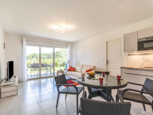 un salon avec une table et des chaises dans l'établissement Apartment Golfe Horizon-2 by Interhome, à Fréjus