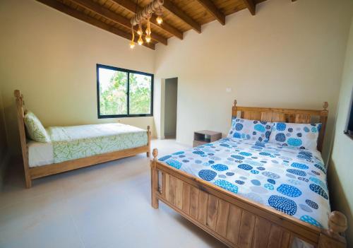 1 dormitorio con cama y ventana en Villa segur-a vicente, en Concepción de La Vega