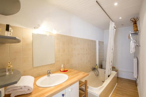 une salle de bain avec un lavabo et une baignoire dans l'établissement Bordeaux Hyper Centre proche Tourny, à Bordeaux