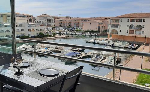 CHARMANT T2 VUE MARINA PLAGES A PIED