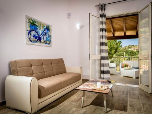 ein Wohnzimmer mit einem Sofa und einem Tisch in der Unterkunft Villa Mari e Monti by Interhome in Castellammare del Golfo