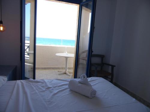 Postel nebo postele na pokoji v ubytování Mike's Beach Apartments & Studios