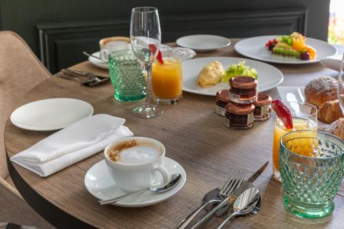 een tafel met borden eten en een kopje koffie bij Tenuta Miranda Agriresort in Pimonte