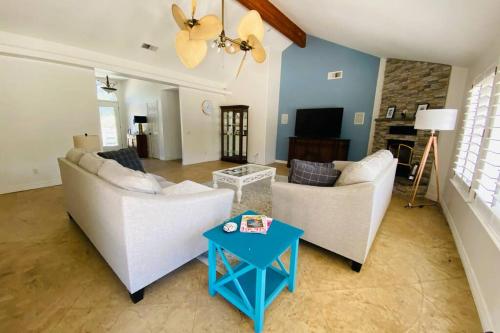 Private mountain retreat with pool and mini-golfにあるテレビまたはエンターテインメントセンター