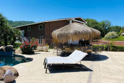 Private mountain retreat with pool and mini-golfの敷地内または近くにあるプール