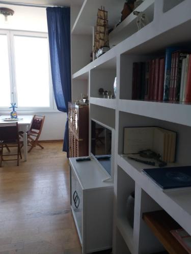 Knihovna v apartmánu