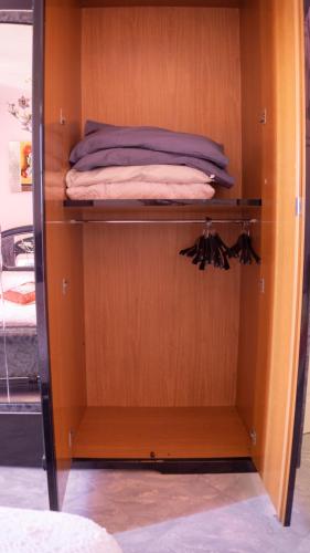 a room with a closet with a bed at Alexander's Home in Collecorvino
